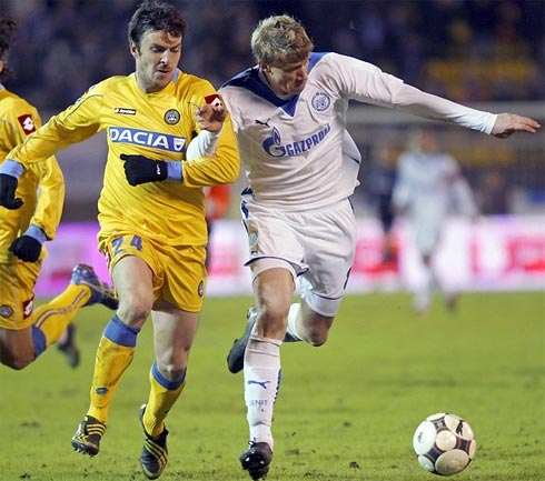 Đội giữ Cup bị loại, cờ Italy vẫn tung bay ở Cup UEFA